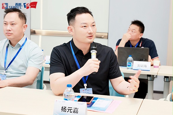 西朗门业董事长杨元嘉在会上发言交流 西朗门业董事长杨元嘉在会上发言交流